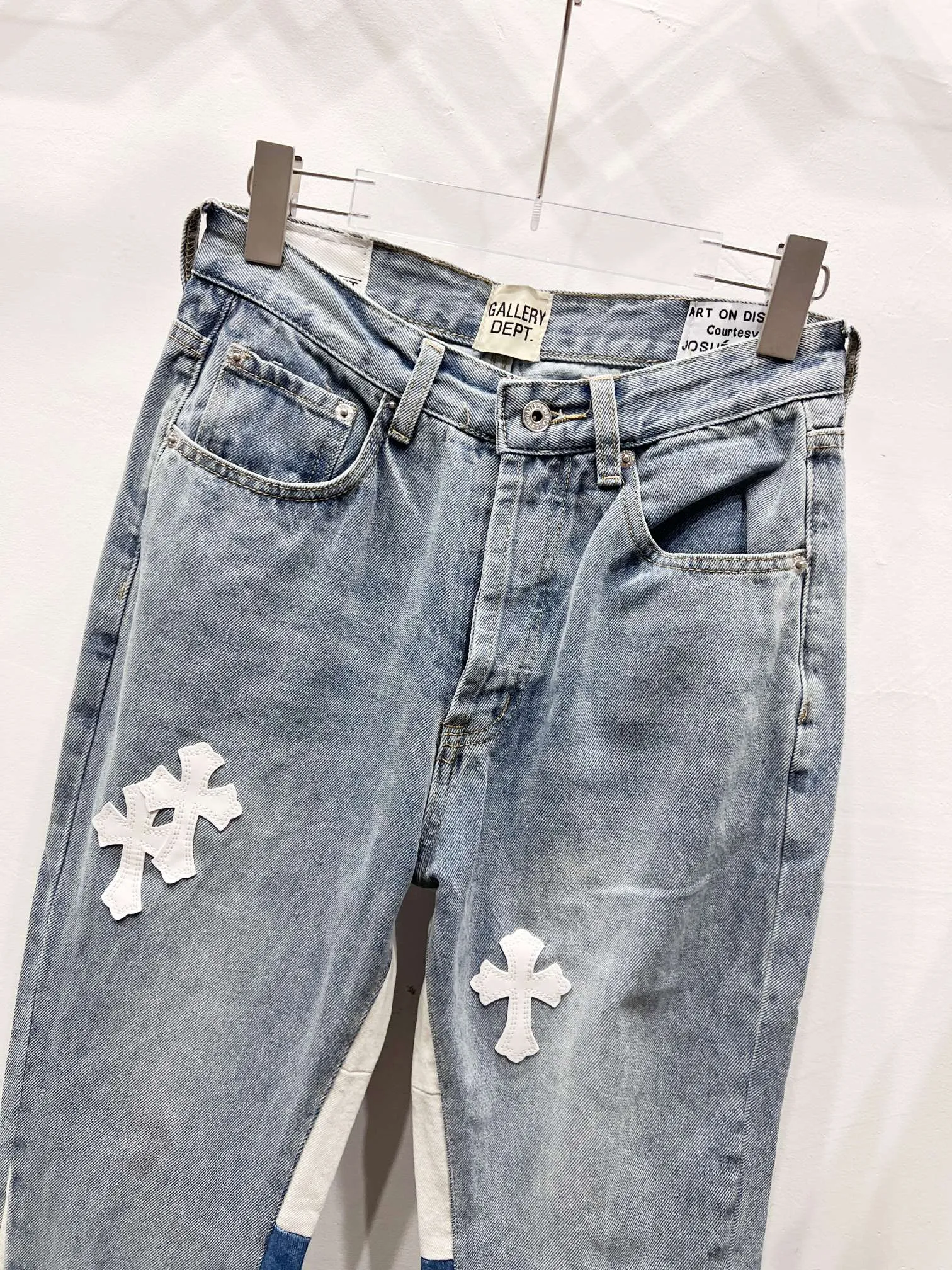 P250 Style No.: (c058) GALLERY DEPT & Chrome Hearts Jointed Cross Loose Washed Flared Jeans True to Restore the Ultimate Vintage Texture Original Hardware Accessories Washed and Elevator Cards, QR Code Analysis Are All Procured from the Original Factory, High Restoration Degree, You Are Welcome to Compare Any Products ~ Three-dimensional Version Loose and Comfortable without Picking Your Figure Appearing Tall and Slim Manufacturer Seiko Original Factory Quality Control Same Style for Men and Women Can Be Matched for Couples Versatile Recommendations Jeans that are a must-have for all seasons. Trendy people have been disappointed. From the quality selection of fabrics, the tailoring of details, and the matching of patterns, they are all impeccable! The upper body is so handsome when worn...it can be easily worn by men, women and children! The craftsmanship uses heavy-duty washed pure cotton denim fabric. After washing, it is soft and thick. It is very stylish when worn on the body. Size: 28, 30, 32, 34, 36 (S-XXL) Color: Stitching